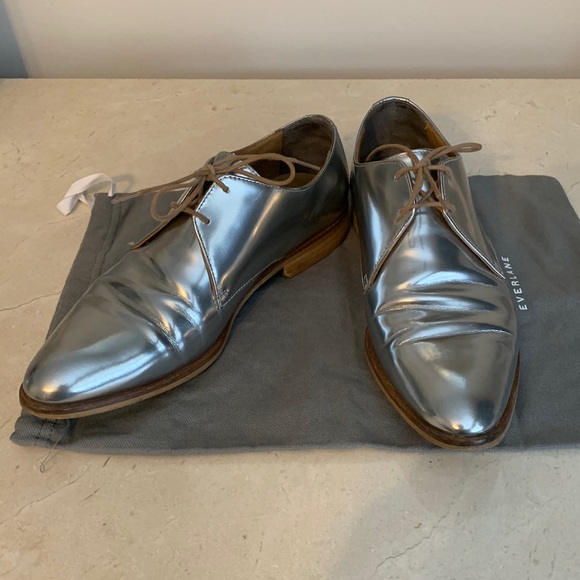 Everlane The E2 Shine Modern Oxford in Silver - Picture 2 of 8